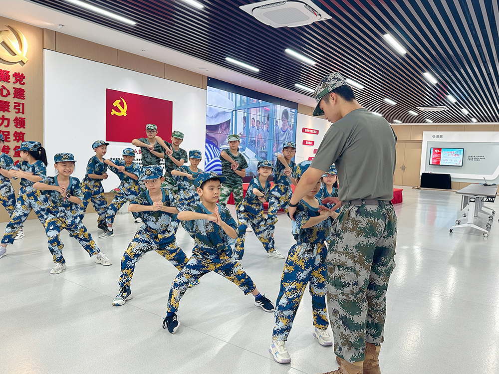 公司暑期候鳥(niǎo)托管班開(kāi)展國防教育軍事體驗活動(dòng)(圖3)