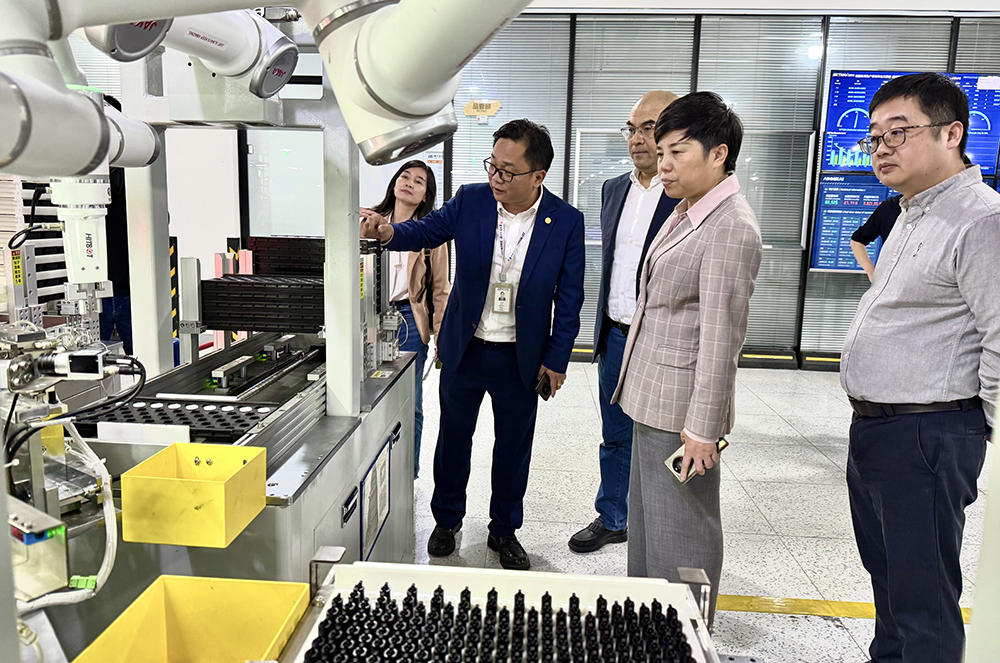 寧波市委統戰部副部長(cháng)、市工商聯(lián)黨組書(shū)記王建云一行蒞臨我司走訪(fǎng)調研(圖2)